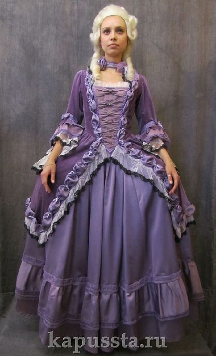 Фиолетовое платье с отделкой